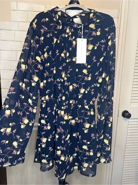 NWT Lush Long Sleeve Shorts Romper
Jumper Navy Floral open back Tie-Neck Size M